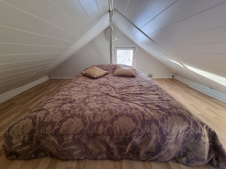 Yläkerran makuualkovi.