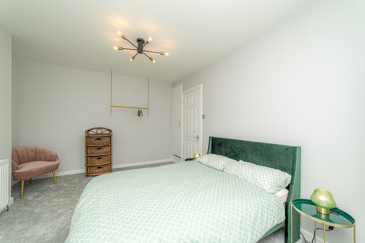 Zelena soba, prvi kat. S radnim stolom i pogledom na trg. 