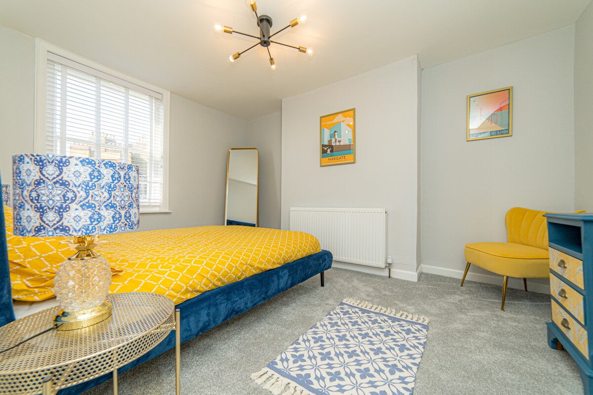 Žuta soba, dvokrevetna soba, drugi kat, pogled na trg.