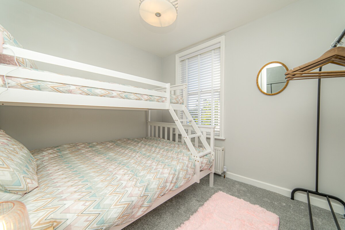 Soba na kat, jedan bračni krevet pune veličine i jedan krevet za jednu osobu. Okrenut prema trgu. 