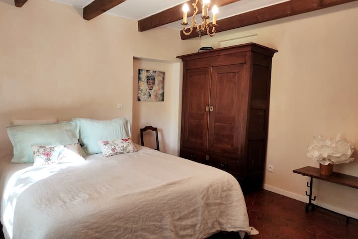 Spavaća soba gleda na vrt sa stražnje strane kuće