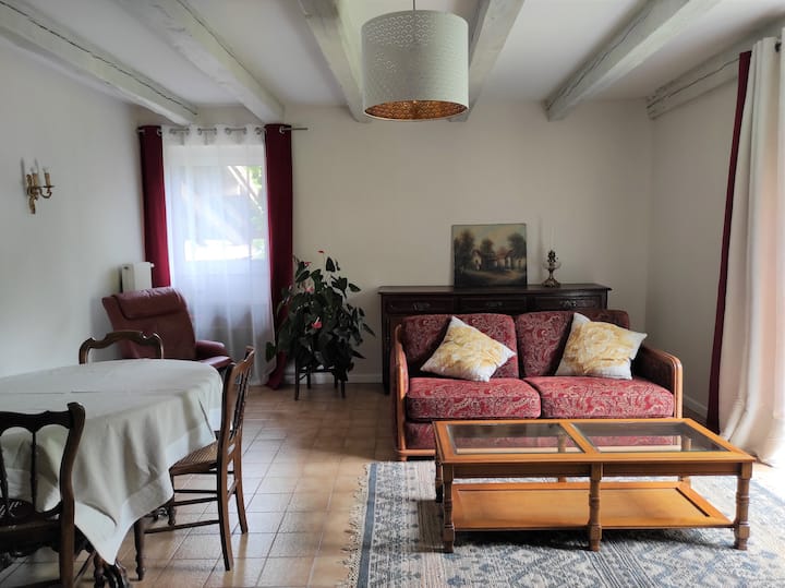  Namještaj Lorraine u dnevnom boravku, dodani su neki suvremeni elementi. Sofa na 140 kreveta. Dnevni boravak je na jednoj razini s terasom s pogledom na vrt