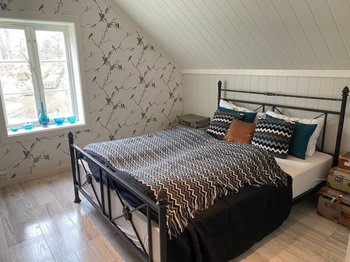 Krevat dopio në dhomën e gjumit në 2 kate