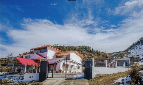 Amala Villa in Uttarakhand Hills w/ Himalayan View