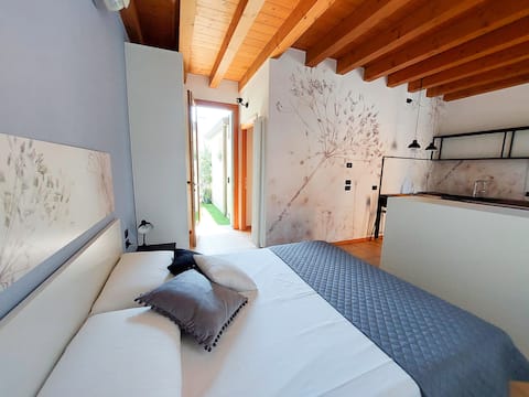 New Casa Flora, studio apartment with garden