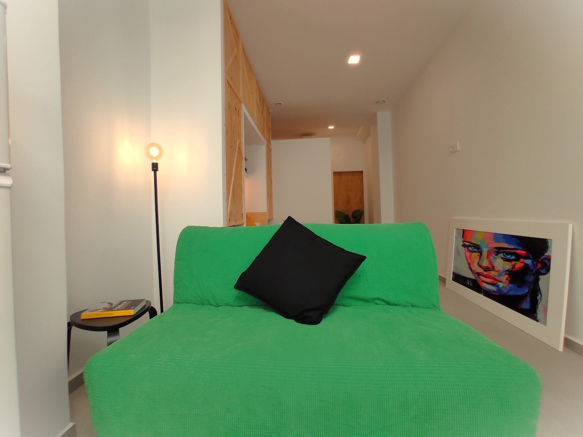 Popular Airbnb listing: Cozy central loft in Valencia_ calamochaA in Patraix