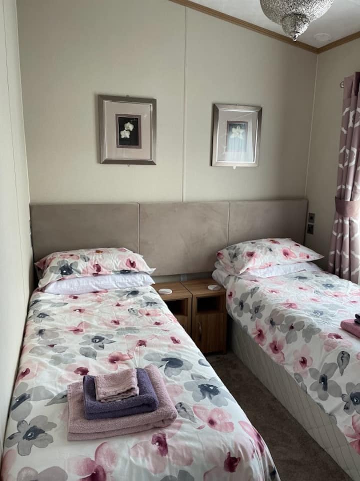 Second bedroom- twin beds