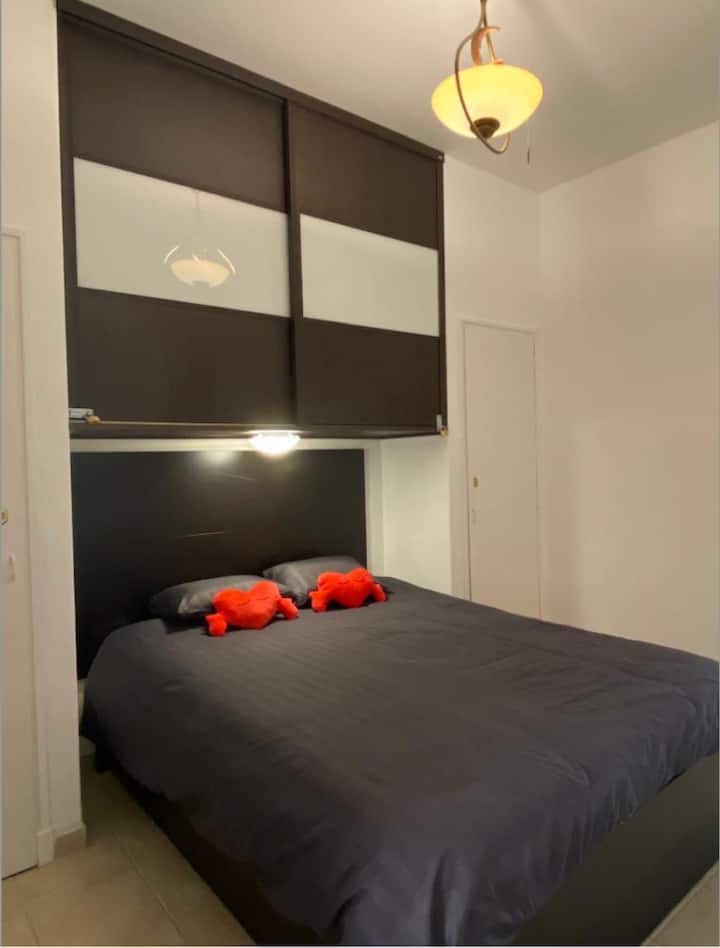 Მყუდრო ოთახი კომფორტული საწოლით.