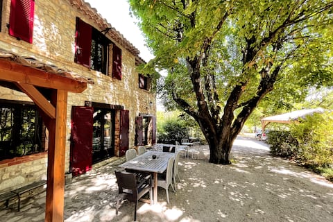 Unique Provençal sheepfold, park, heated pool