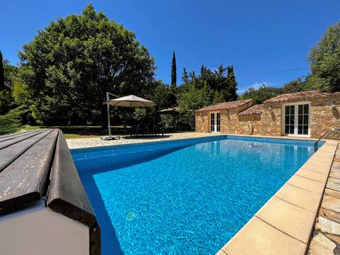 Unique Provencal sheepfold, park, heated pool