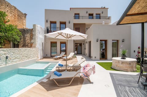 New stylish villa with heated pool & jacuzzi!