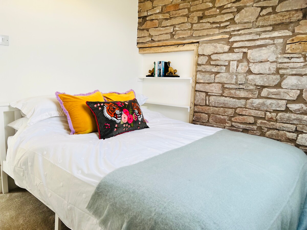 تقع غرفة النوم 3 في الطابق الثاني من الكوخ وتحتوي على سرير بمقاس كبير.