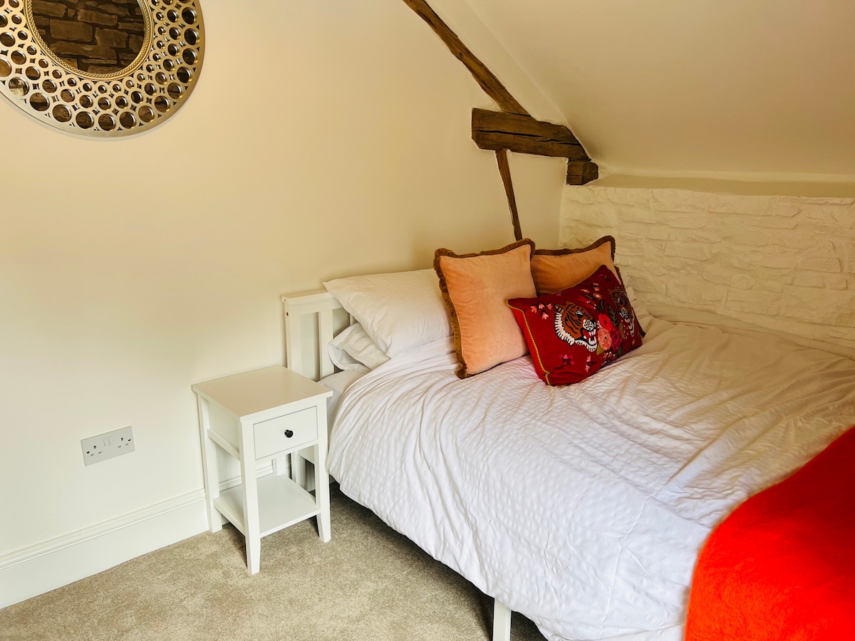 تقع غرفة النوم 2 في الطابق الثاني من الكوخ وتحتوي على سرير بمقاس كبير.