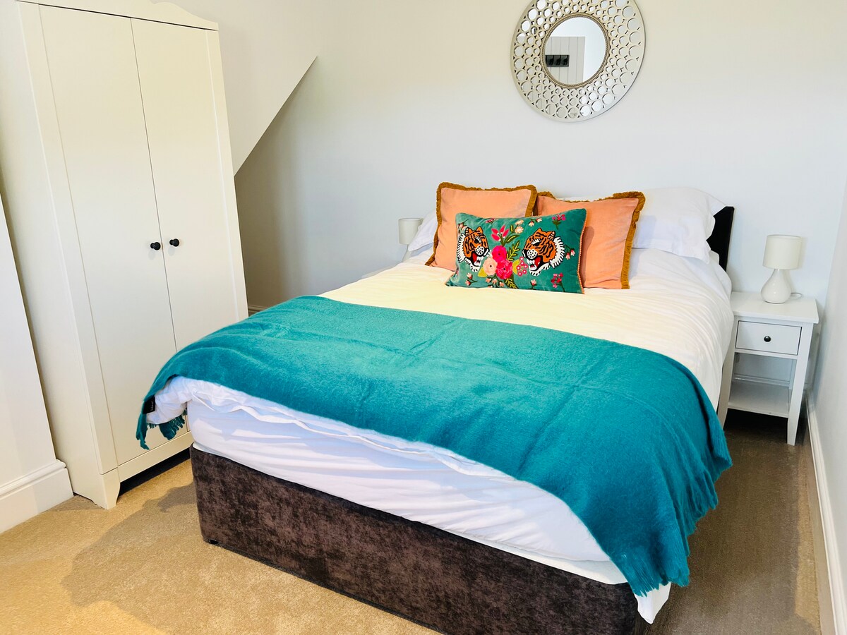 تقع غرفة النوم 1 في الطابق الأرضي وتحتوي على حمام داخلي. 