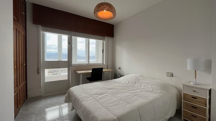 غرفة ثانية مع طاولة عمل وسرير مزدوج ومعرض وإطلالة على المحيط الأطلسي