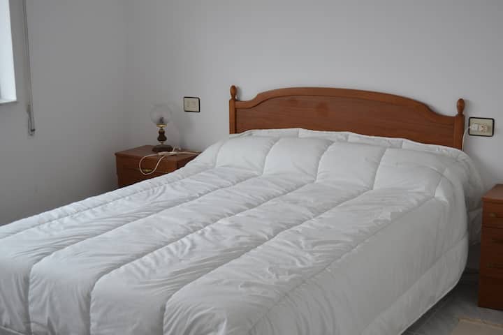 غرفة ثالثة بسرير مزدوج وسرير أريكة مزدوج. مع شرفة صغيرة تطل على القرية.