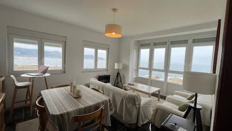 A bright apartment with spectacular ocean views