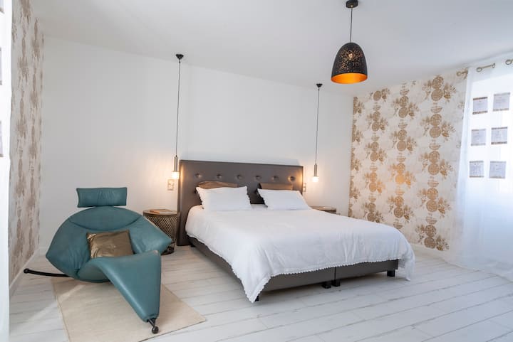 חדר ההרמס, עם צבעי לבן וזהב