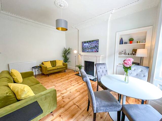 Desirable 2 Bed Apt Near Edinburgh Castle gallery image 4
