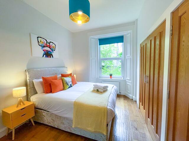 Desirable 2 Bed Apt Near Edinburgh Castle gallery image 3