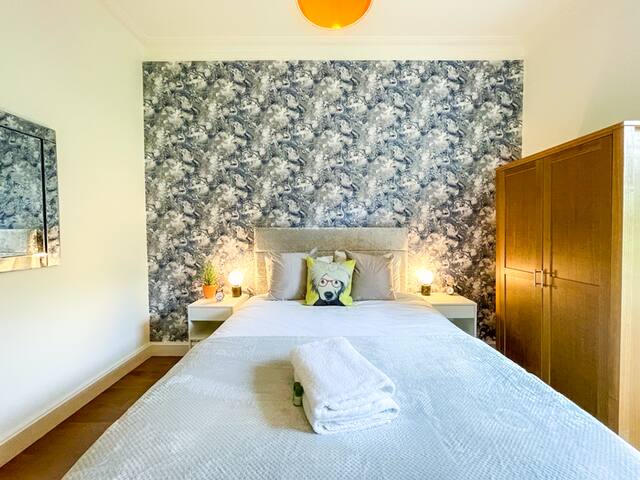 Desirable 2 Bed Apt Near Edinburgh Castle gallery image 2
