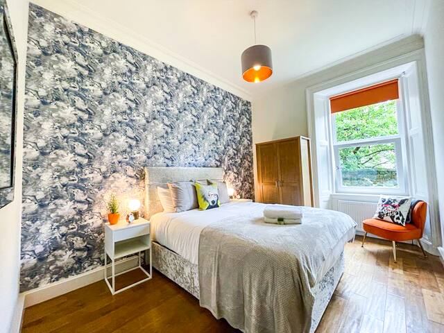 Desirable 2 Bed Apt Near Edinburgh Castle gallery image 5