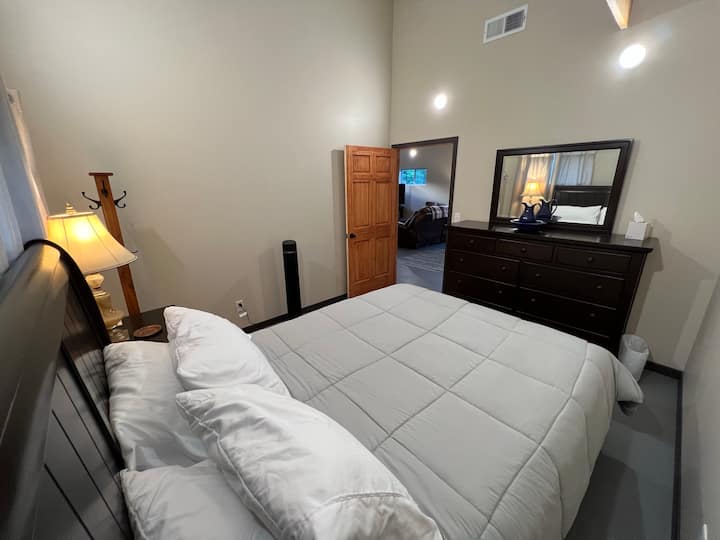 Spálňa 1, jedna menšia manželská posteľ, pre dve osoby