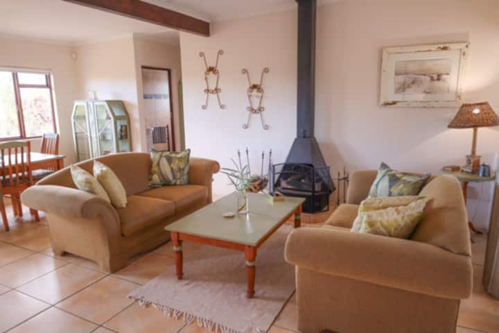 Cosy 2 bedroom cottage with beautiful views