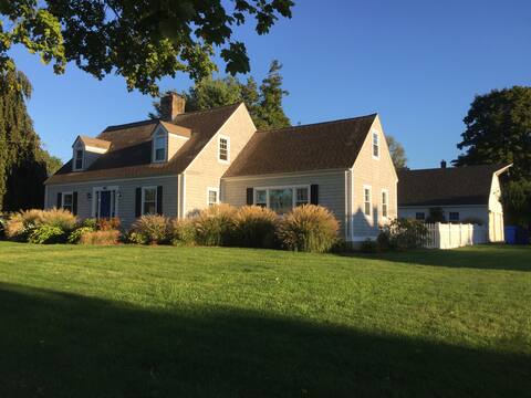 Entire home - Cheerful 4 bedroom on the shoreline.