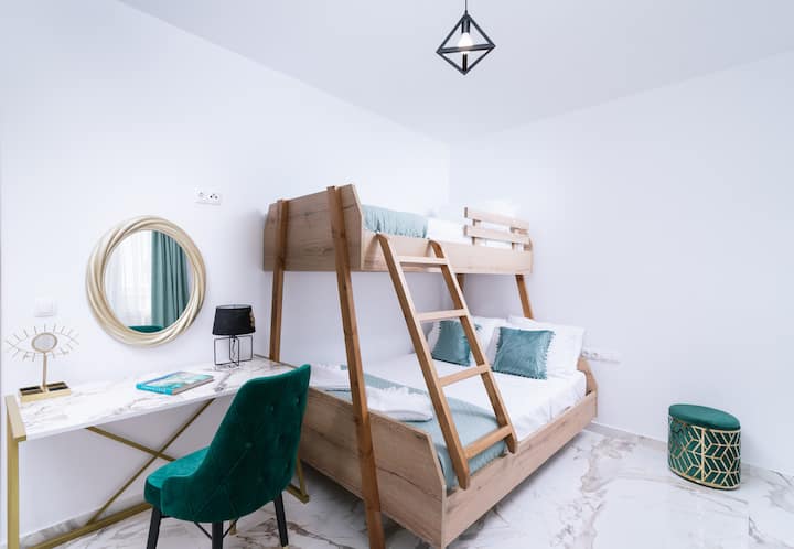 Მეორე საძინებელი ორსართულიანი საწოლით და მაგიდით