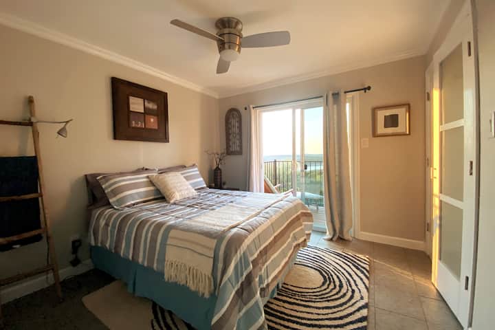 Საწოლი სრული ზომით მე-2 სართულზე, ცალკე აივნით 