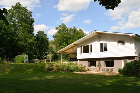 Driftless River House - *Hot Tub* Modern Cottage