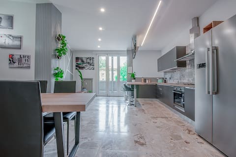 Huge Downtown Apartment: 8 Bedrooms + Parking