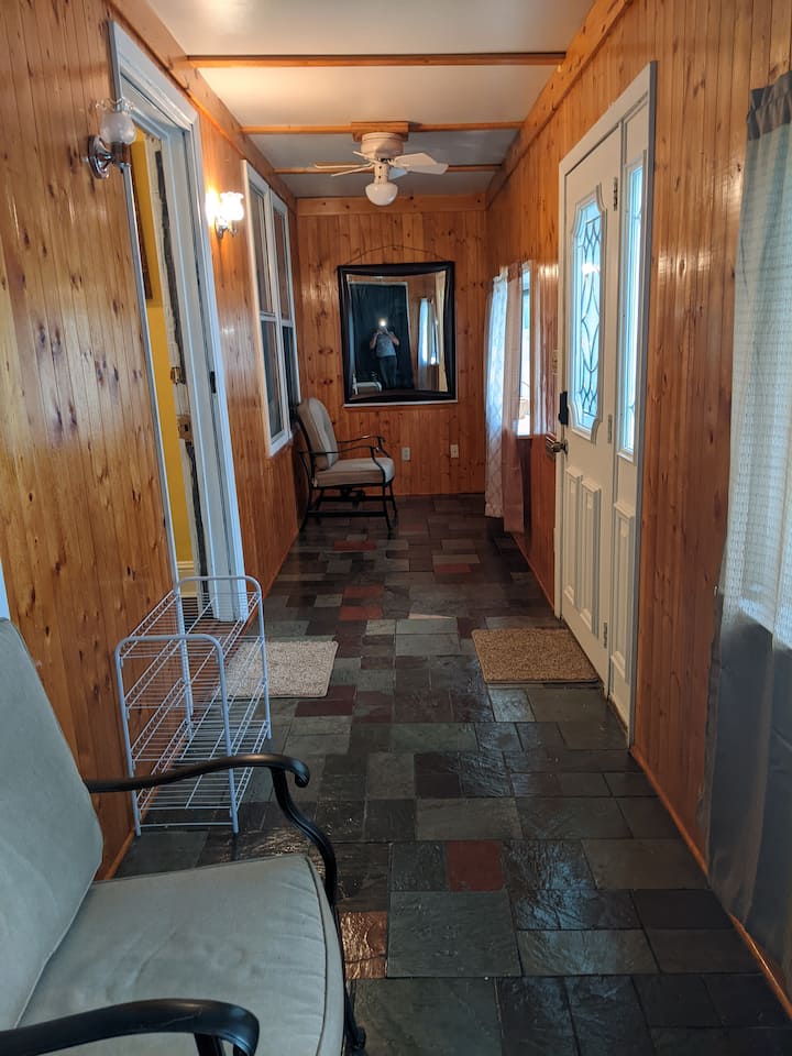 Cheerfull 3 Bedroom Home With Free Parking. - Nassau, NY