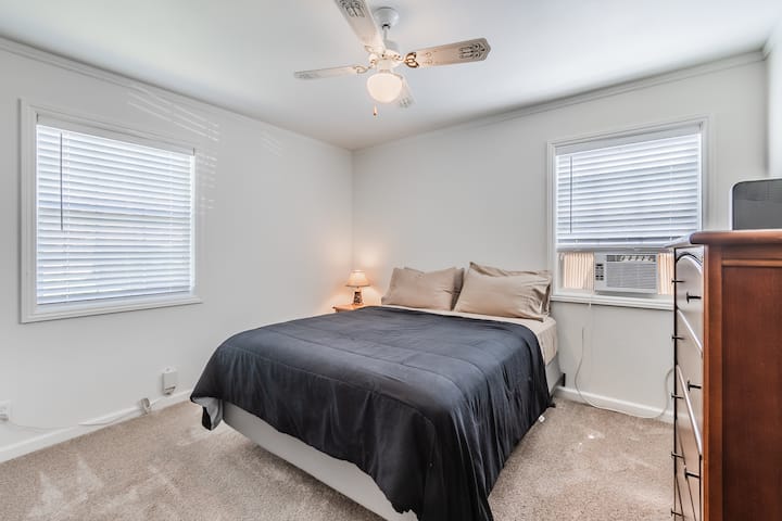 Spálňa pre hostí s manželskou posteľou veľkosti Queen.