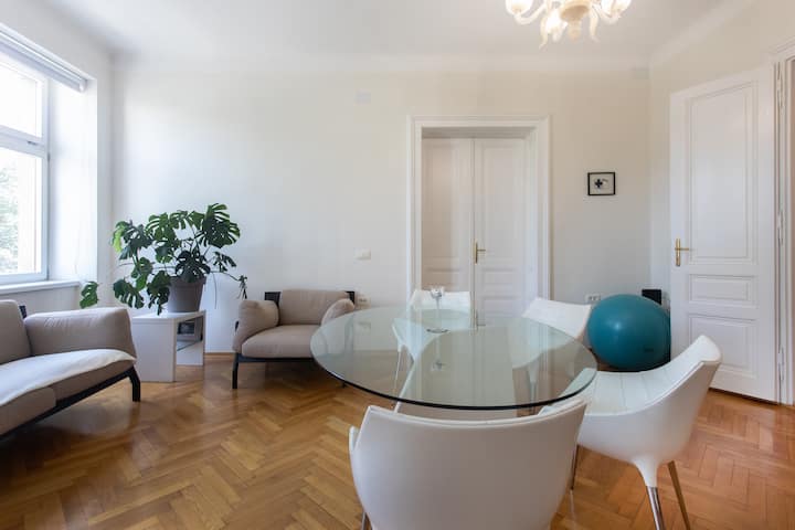 Spacious & Quiet Two Bedroom Old Town Apartment - Ljubljana