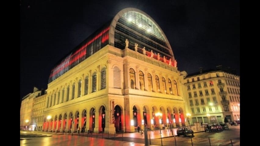 A: Plein centre, musée, opéra ….