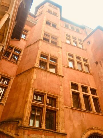 A: Plein centre, musée, opéra …. gallery image 2