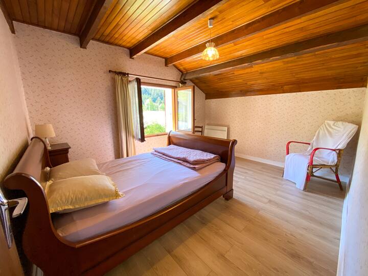 Izba pre dospelých na poschodí.
Dvojitý matrac 140.

Juhovýchodne orientovaný.