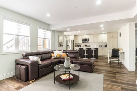 Elegant & Cozy~2 Bedrooms ~ Workspace ~ Free Pkg
