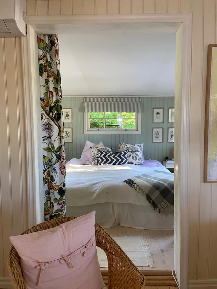 Chambre principale dans la maison principale, lit de 180 cm de large