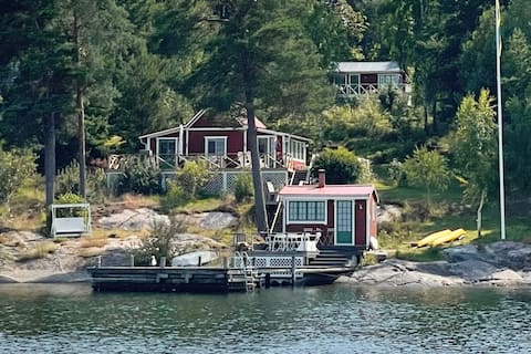 Charming 4-bedroom waterfront Archipelago cottage