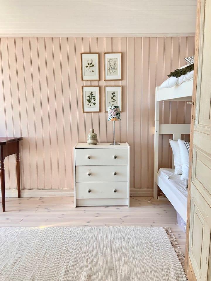 Chambre pour enfants avec lit superposé dans la maison principale