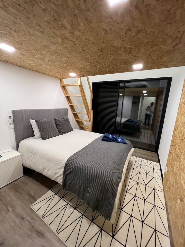 ห้องนอน 2 
มีเตียงคู่ 1 เตียงอยู่ชั้นล่าง