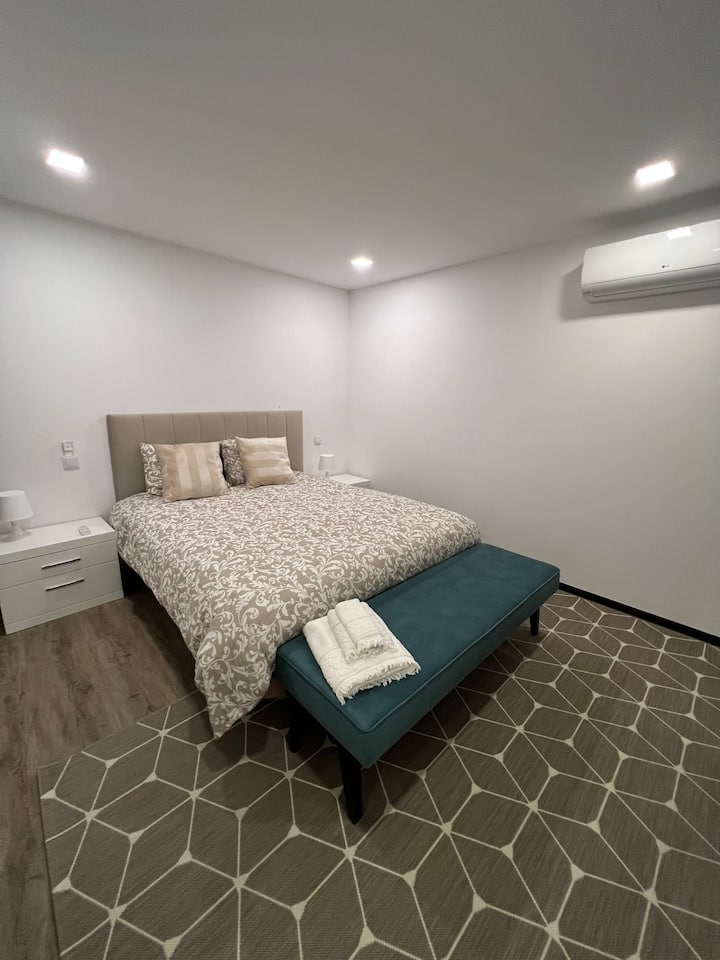 ห้องนอน 3 ห้อง
มาสเตอร์สวีท
เตียงคู่ 1 หลังและห้องน้ำ 1 ห้อง