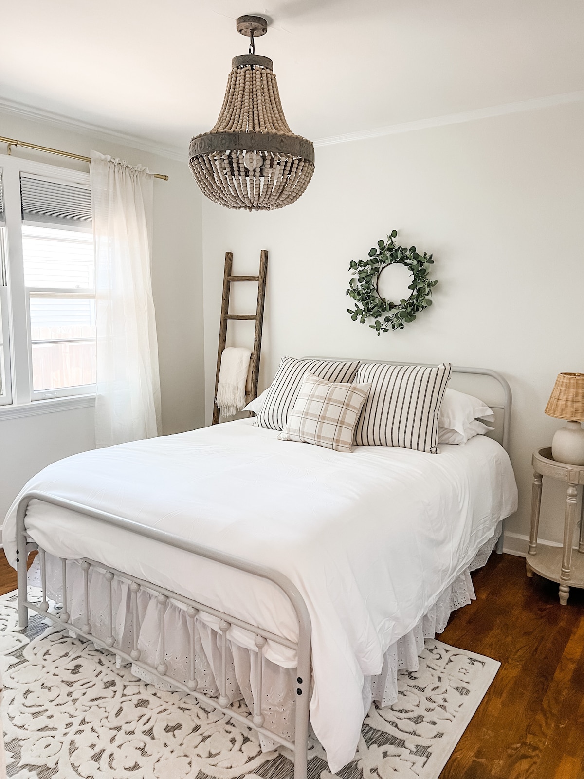 Ამ სახლში თეთრეული მყუდრო და ლუქს-კლასისა. მასში ჩაიძირებით და სიზმარივით დაიძინებთ. Თითოეულ ოთახში არის ლუქს-კლასის რბილი თეთრეული, მყუდრო ბალიშები, რბილი ლეიბები, სმარტ-ტელევიზორები, კარადა საკიდებით ტანსაცმლის დასაკიდად, უმწიკვლო დეკორი.