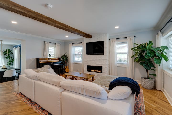 Boho Dream House w/ Hot Tub, Clubhouse, Sleeps 12+