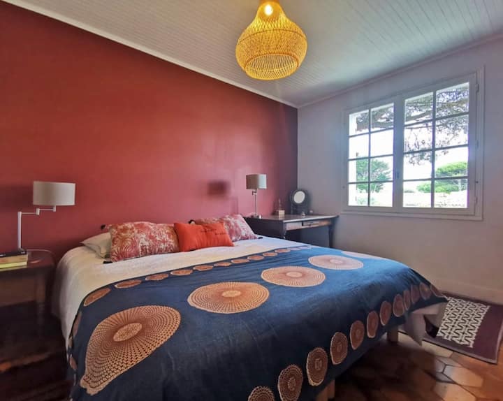 ห้องนอน 1 เตียง 180X200 สีอบอุ่น
ผ้าปูที่นอนและผ้าขนหนู