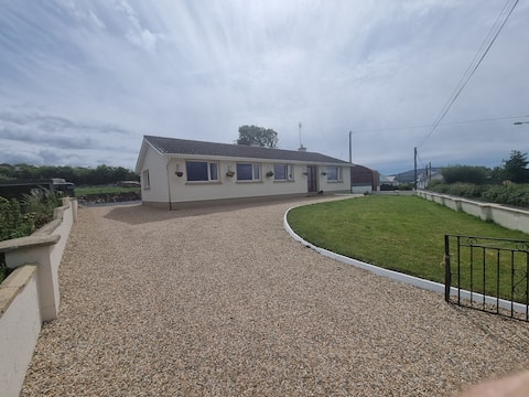 4 bed house, pub 1 min walk, beach 3 min drive.