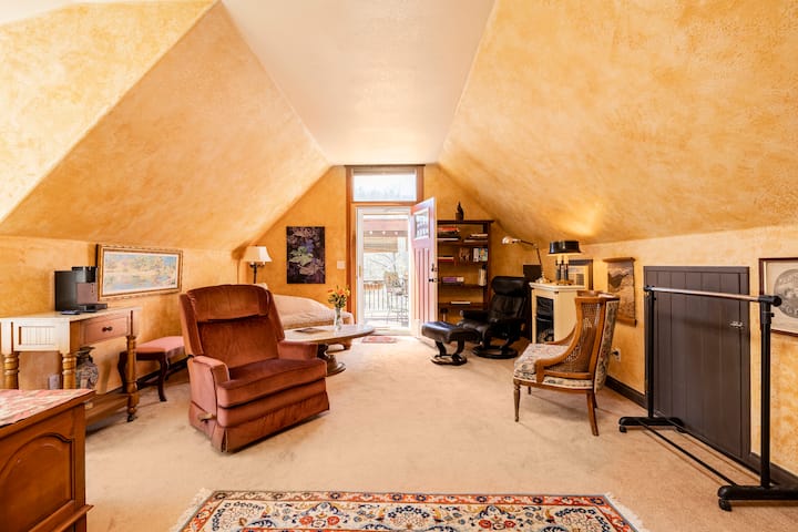Living Room Queen En-suite, Private Entrance Deck - Gallatin, TN